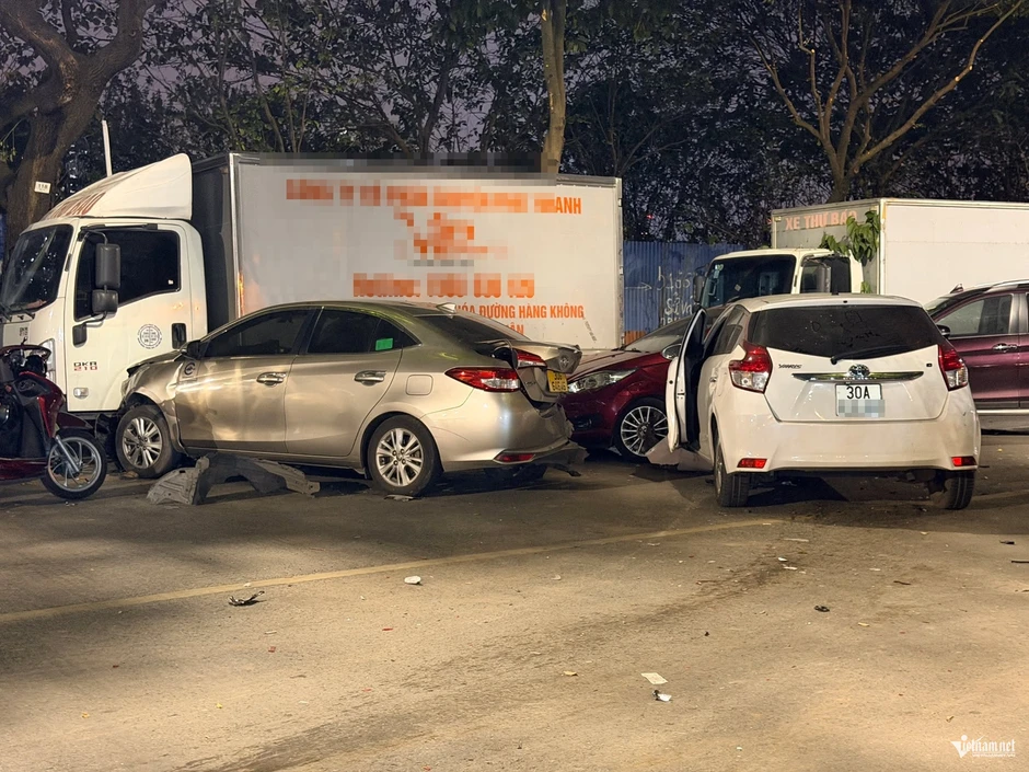 Ô tô con tông liên hoàn trên phố ở Hà Nội, ít nhất 7 xe hư hỏng