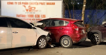 Ô tô con tông liên hoàn trên phố ở Hà Nội, ít nhất 7 xe hư hỏng