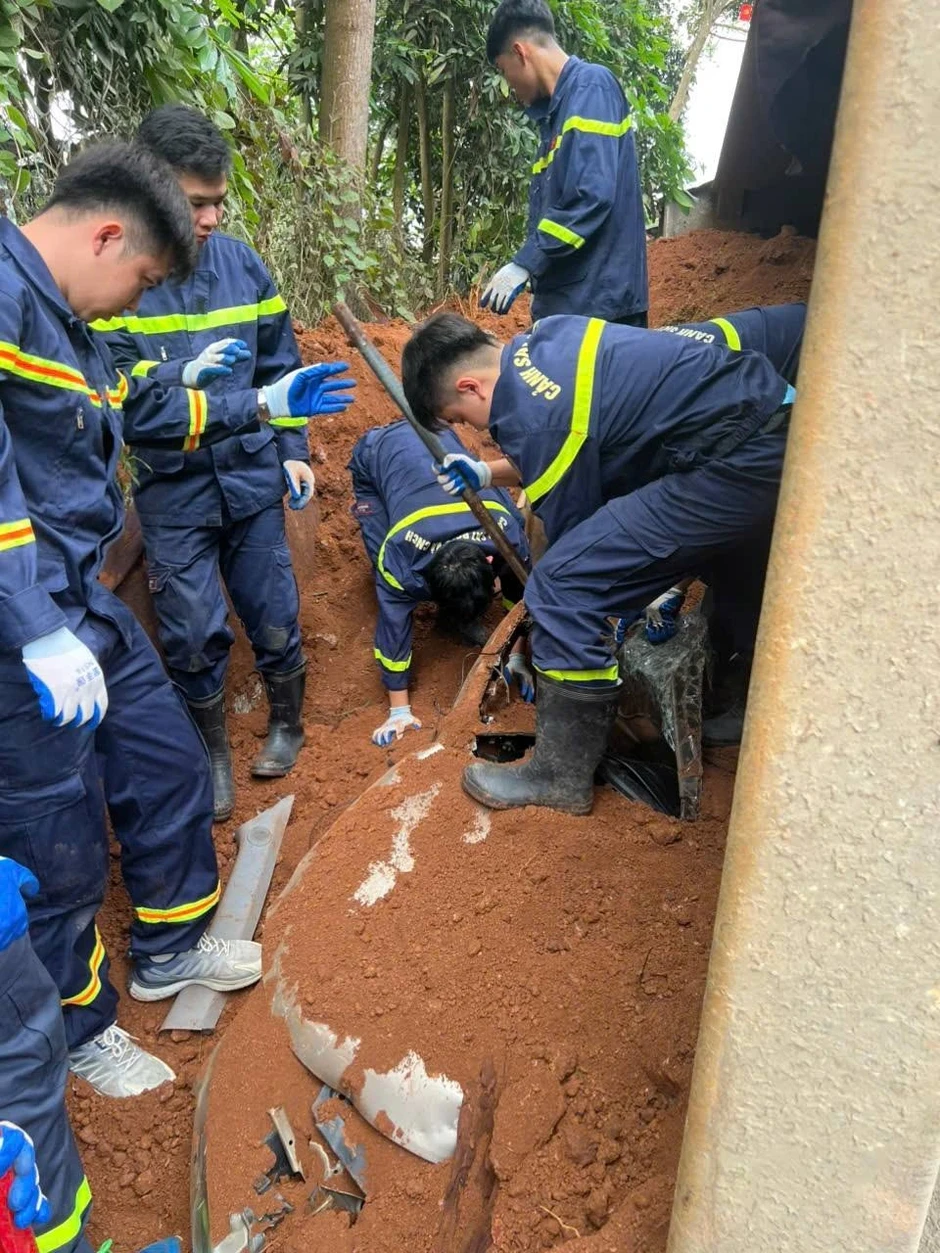 Ô tô con và xe máy bị xe chở đất đè bẹp dúm, 2 phụ nữ tử vong Ô tô con và xe máy bị xe chở đất đè bẹp dúm, 2 phụ nữ tử vong