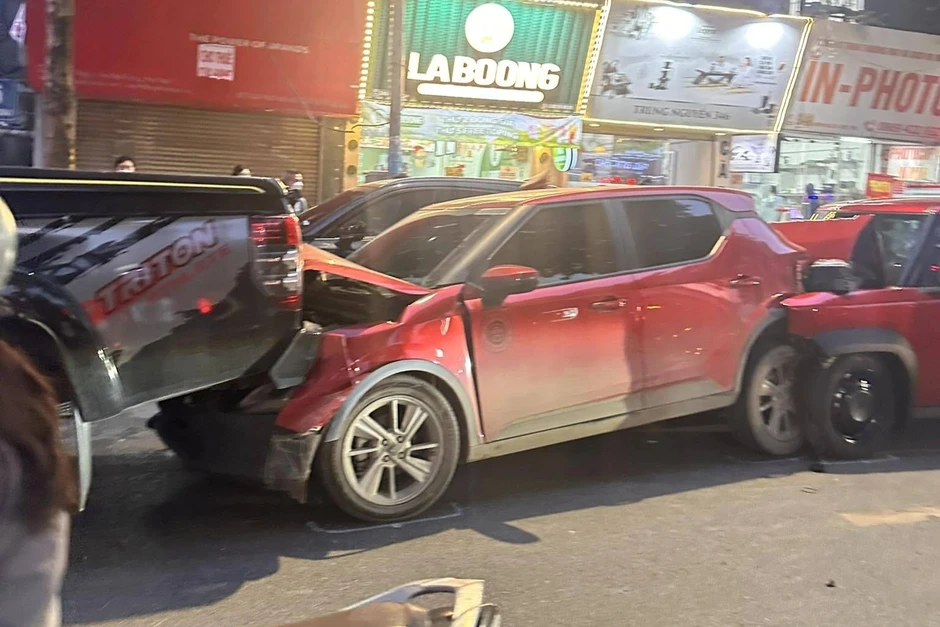 Ô tô đâm liên hoàn trên phố Kim Ngưu ở Hà Nội Ô tô đâm liên hoàn trên phố Kim Ngưu ở Hà Nội