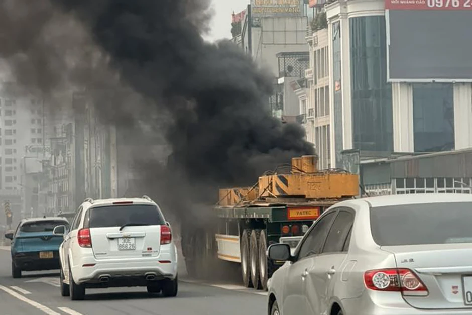 Ô tô đầu kéo bất ngờ cháy ngùn ngụt trên Vành đai 3, Hà Nội