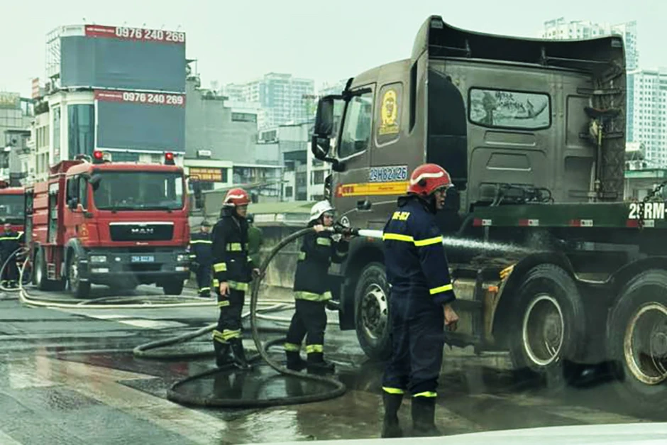 Ô tô đầu kéo bất ngờ cháy ngùn ngụt trên Vành đai 3, Hà Nội