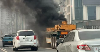 Ô tô đầu kéo bất ngờ cháy ngùn ngụt trên Vành đai 3, Hà Nội