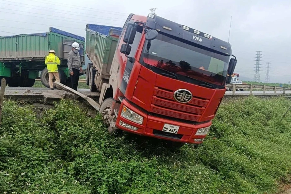 Ô tô đầu kéo húc văng xe máy, 2 phụ nữ tử vong