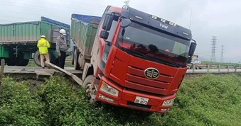 Ô tô đầu kéo húc văng xe máy, 2 phụ nữ tử vong