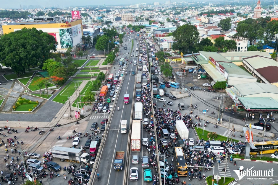 Ô tô đầu kéo va chạm xe máy vào đầu giờ sáng, một phụ nữ tử vong Ô tô đầu kéo va chạm xe máy vào đầu giờ sáng, một phụ nữ tử vong