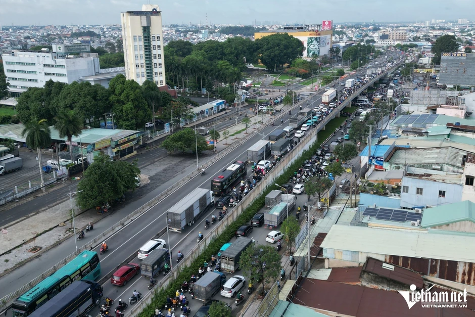 Ô tô đầu kéo va chạm xe máy vào đầu giờ sáng, một phụ nữ tử vong Ô tô đầu kéo va chạm xe máy vào đầu giờ sáng, một phụ nữ tử vong