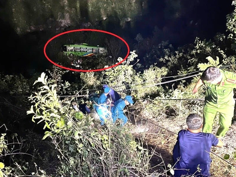 Ô tô khách chở 12 người lao xuống vực, 1 người phụ nữ tử vong Ô tô khách chở 12 người lao xuống vực, 1 người phụ nữ tử vong