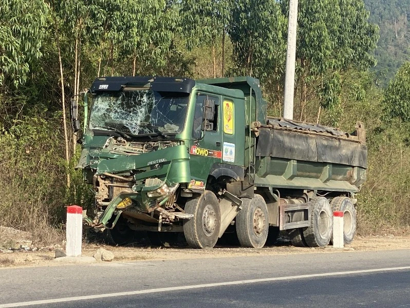 Ô tô khách chở 12 người lao xuống vực, một phụ nữ tử vong Ô tô khách chở 12 người lao xuống vực, một phụ nữ tử vong