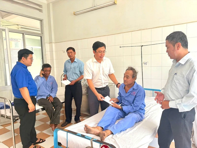 Ô tô khách chở 12 người lao xuống vực, một phụ nữ tử vong Ô tô khách chở 12 người lao xuống vực, một phụ nữ tử vong