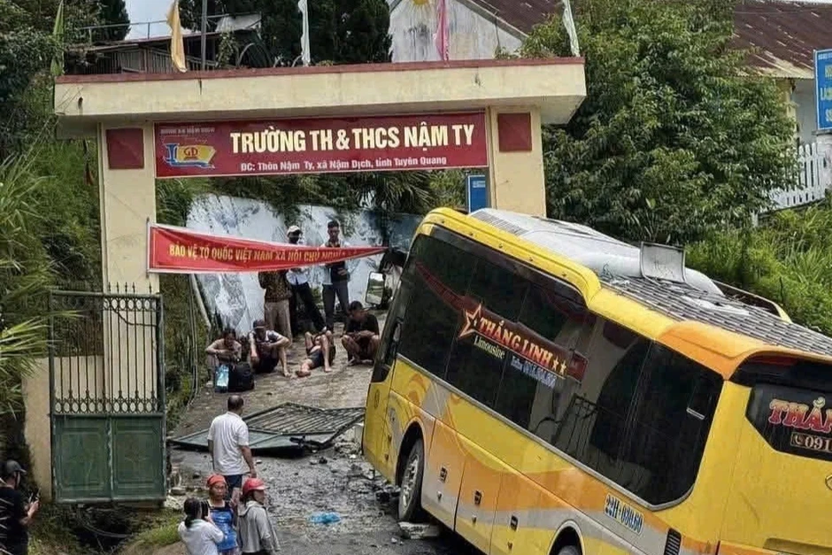 Ô tô khách mất phanh tông vào cổng trường học ở Tuyên Quang Ô tô khách mất phanh tông vào cổng trường học ở Tuyên Quang
