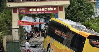Ô tô khách mất phanh tông vào cổng trường học ở Tuyên Quang