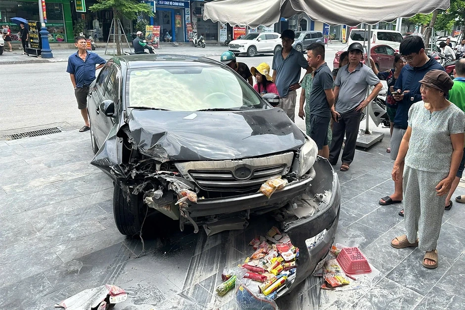 Ô tô lao vào cửa hàng tạp hóa rồi bốc cháy, người dân đập cửa cứu tài xế Ô tô lao vào cửa hàng tạp hóa rồi bốc cháy, người dân đập cửa cứu tài xế