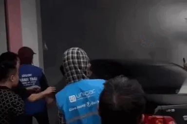 Ô tô lao vào cửa hàng tạp hóa rồi bốc cháy, người dân đập cửa cứu tài xế Ô tô lao vào cửa hàng tạp hóa rồi bốc cháy, người dân đập cửa cứu tài xế