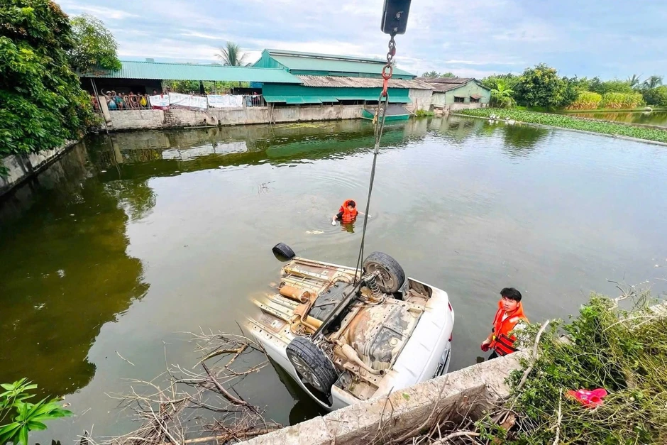 Ô tô lao xuống ao, một người đàn ông mắc kẹt, tử vong Ô tô lao xuống ao, một người đàn ông mắc kẹt, tử vong