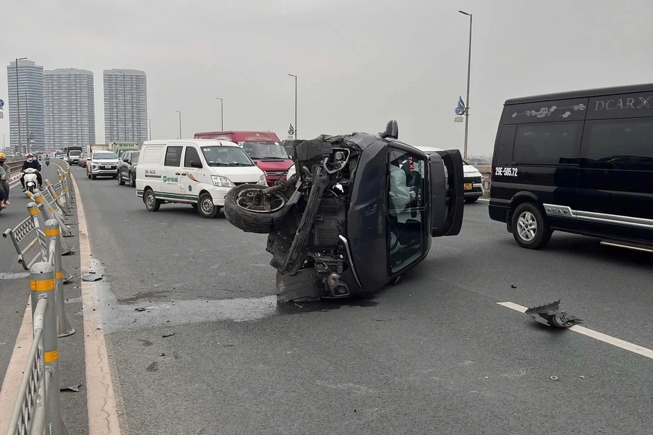 Ô tô lật nghiêng, toác đầu trên cầu Nhật Tân vì tài xế buồn ngủ Ô tô lật nghiêng, toác đầu trên cầu Nhật Tân vì tài xế buồn ngủ