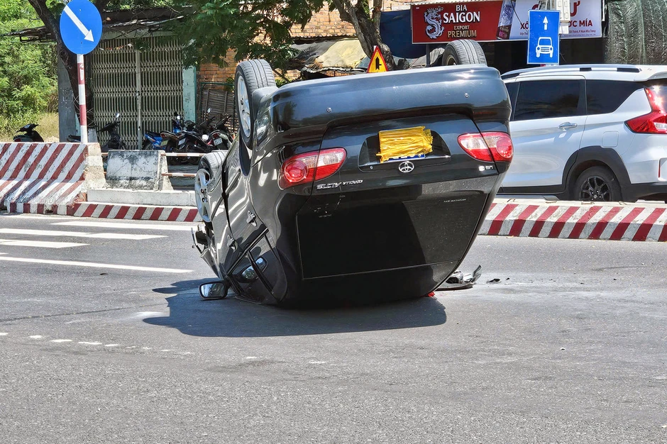 Ô tô lật ngửa trên đường ra sân bay, ba người gặp nạn Ô tô lật ngửa trên đường ra sân bay, ba người gặp nạn