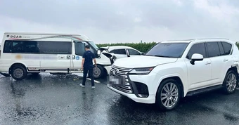 Ô tô Lexus đột ngột dừng giữa cao tốc Pháp Vân - Cầu Giẽ, 2 xe khác đâm dồn toa