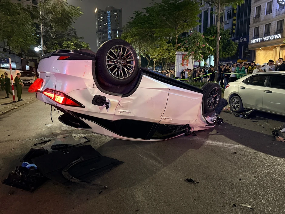 Ô tô Lexus RX350 đi ngược chiều, tông 5 xe khác rồi lật ngửa ở Hà Nội Ô tô Lexus RX350 đi ngược chiều, tông 5 xe khác rồi lật ngửa ở Hà Nội
