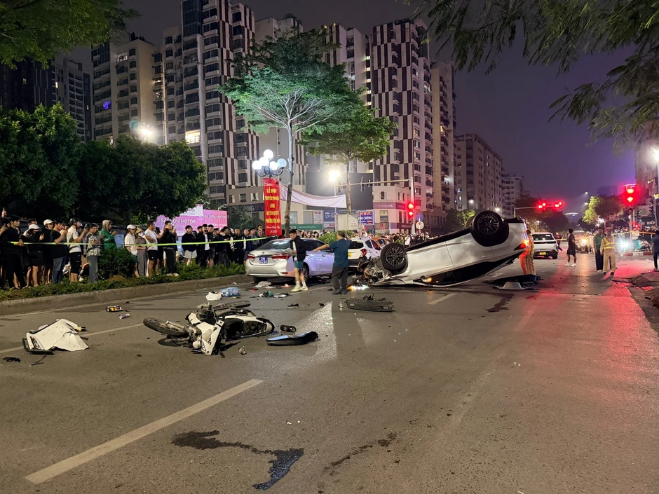 Ô tô Lexus RX350 phi ngược chiều, tông loạt xe khác rồi lật ngửa ở Hà Nội Ô tô Lexus RX350 phi ngược chiều, tông loạt xe khác rồi lật ngửa ở Hà Nội