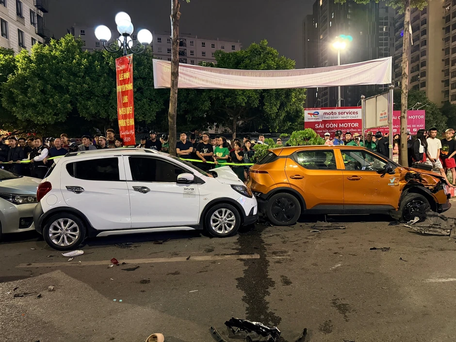 Ô tô Lexus tông nhiều ô tô và xe máy ở Hà Nội, tài xế không có cồn Ô tô Lexus tông nhiều ô tô và xe máy ở Hà Nội, tài xế không có cồn