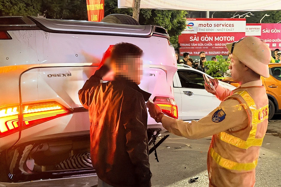 Ô tô Lexus tông nhiều ô tô và xe máy ở Hà Nội, tài xế không có cồn Ô tô Lexus tông nhiều ô tô và xe máy ở Hà Nội, tài xế không có cồn