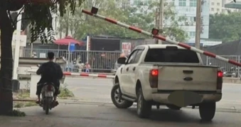Ô tô mắc kẹt khi cố tình vượt rào chắn đường sắt, suýt bị tàu hỏa đâm