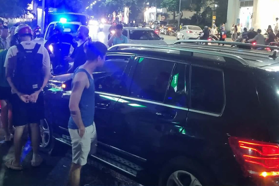 Ô tô Mercedes đâm liên hoàn 2 xe khác trong khu đô thị Hà Nội Ô tô Mercedes đâm liên hoàn 2 xe khác trong khu đô thị Hà Nội