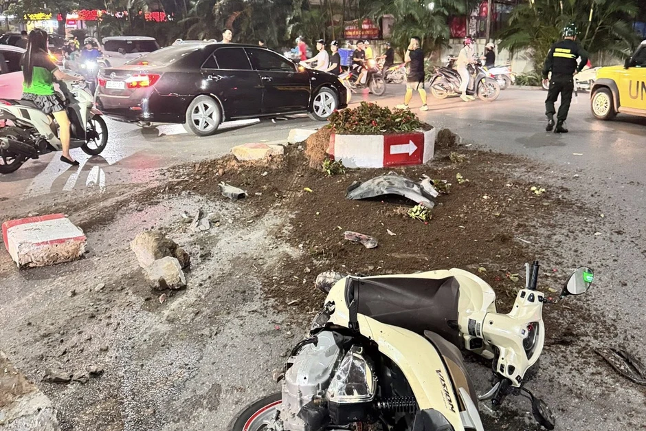 Ô tô Mercedes đâm liên hoàn 2 xe khác trong khu đô thị Hà Nội Ô tô Mercedes đâm liên hoàn 2 xe khác trong khu đô thị Hà Nội