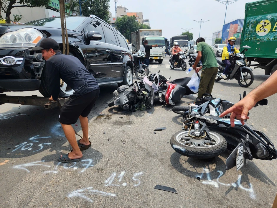 Ô tô Mercedes tông liên hoàn 3 xe máy dừng đèn đỏ, kéo lê 10m ở TPHCM Ô tô Mercedes tông liên hoàn 3 xe máy dừng đèn đỏ, kéo lê 10m ở TPHCM