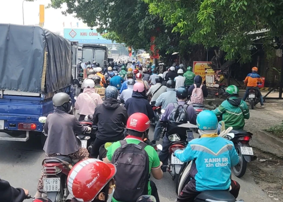 Ô tô Mercedes tông liên hoàn 3 xe máy dừng đèn đỏ, kéo lê 10m ở TPHCM Ô tô Mercedes tông liên hoàn 3 xe máy dừng đèn đỏ, kéo lê 10m ở TPHCM