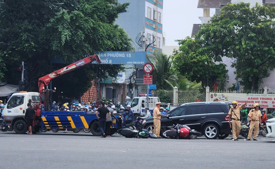 Ô tô Mercedes tông liên hoàn 3 xe máy dừng đèn đỏ, kéo lê 10m ở TPHCM Ô tô Mercedes tông liên hoàn 3 xe máy dừng đèn đỏ, kéo lê 10m ở TPHCM