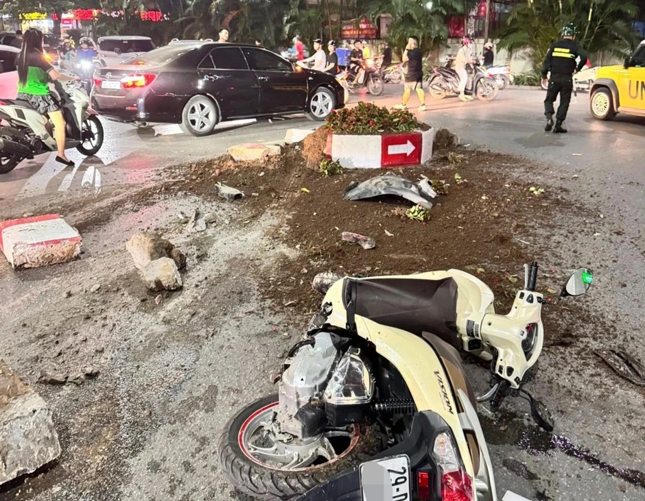 Ô tô Mercedes va chạm với xe máy, 2 người bị thương Ô tô Mercedes va chạm với xe máy, 2 người bị thương