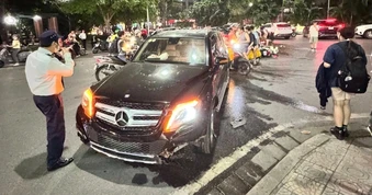 Ô tô Mercedes va chạm với xe máy, 2 người bị thương