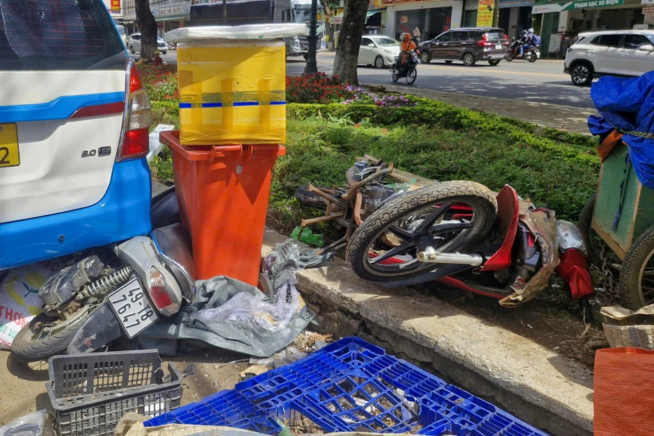 Ô tô tải chở 12 tấn cà phê bất ngờ tự trôi, tông nhiều xe, húc gãy trụ điện Ô tô tải chở 12 tấn cà phê bất ngờ tự trôi, tông nhiều xe, húc gãy trụ điện