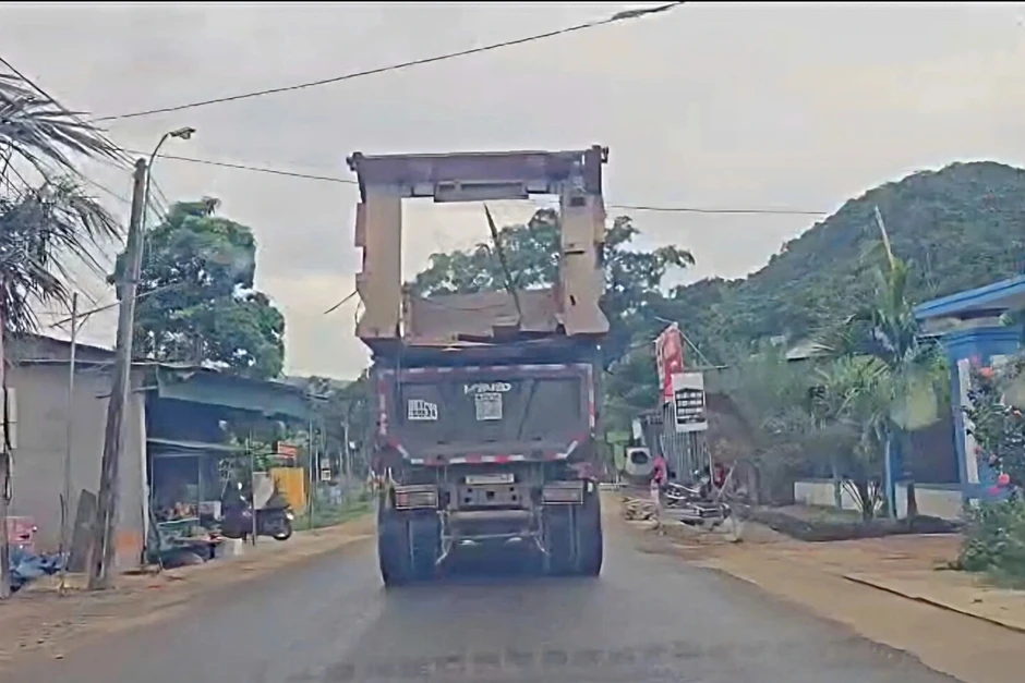 Ô tô tải chở hàng cao ngất ngưởng lưu thông trên tỉnh lộ Ô tô tải chở hàng cao ngất ngưởng lưu thông trên tỉnh lộ