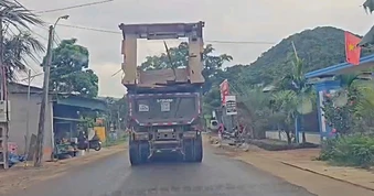 Ô tô tải chở hàng cao ngất ngưởng lưu thông trên tỉnh lộ