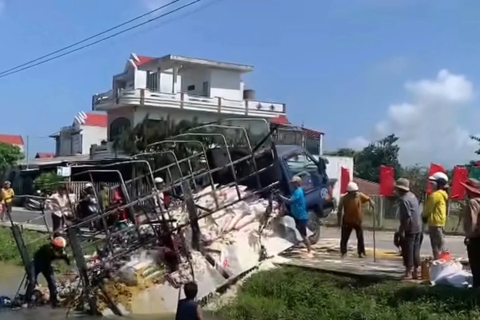 Ô tô tải chở hàng cháy dữ dội, tài xế nhanh trí lùi xe xuống mương nước