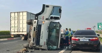 Ô tô tải lật nghiêng trên cao tốc Pháp Vân - Cầu Giẽ
