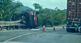 Ô tô tải lật nhào trên quốc lộ, 3 người tử vong