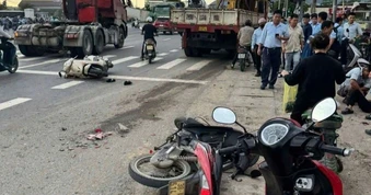 Ô tô tải tông nhiều xe máy đang dừng chờ đèn đỏ