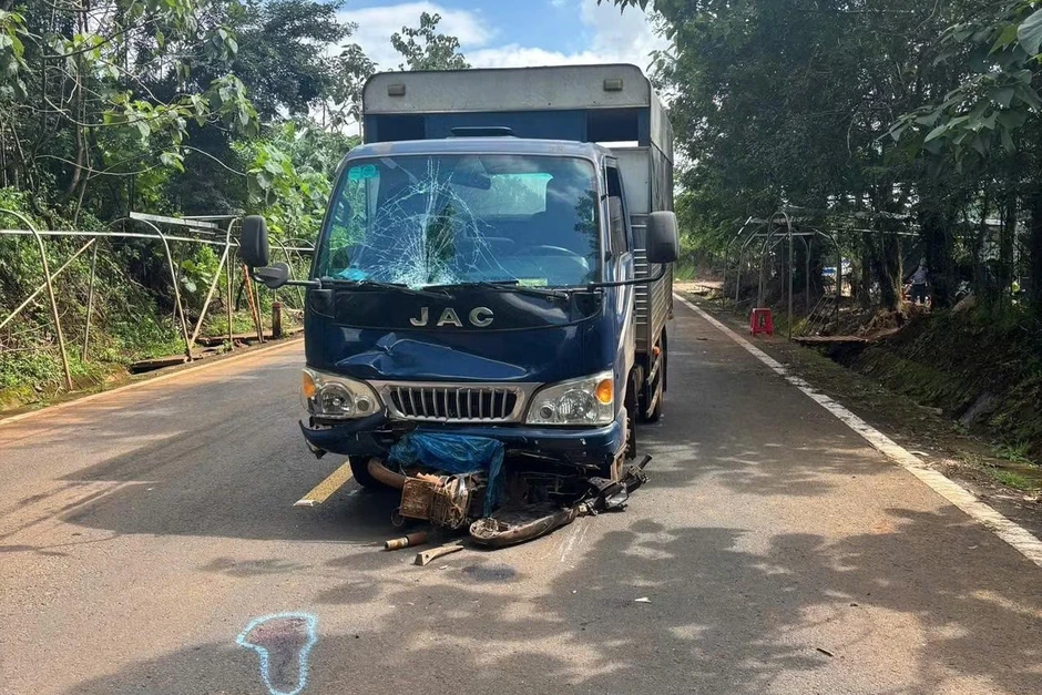 Ô tô tập lái va chạm xe máy, một người tử vong Ô tô tập lái va chạm xe máy, một người tử vong