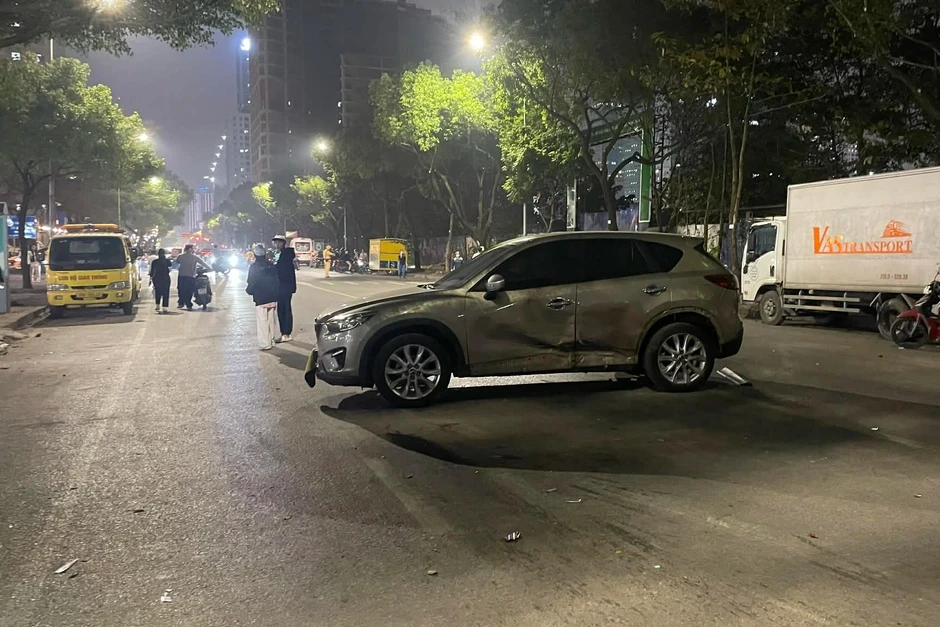 Ô tô tông liên hoàn nhiều phương tiện trên phố ở Hà Nội Ô tô tông liên hoàn nhiều phương tiện trên phố ở Hà Nội