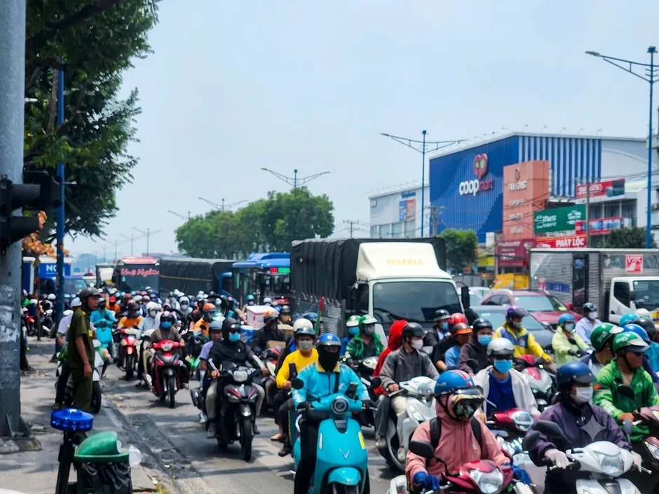 Ô tô tông nhiều xe máy đang dừng đèn đỏ Ô tô tông nhiều xe máy đang dừng đèn đỏ