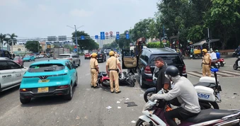 Ô tô tông nhiều xe máy đang dừng đèn đỏ