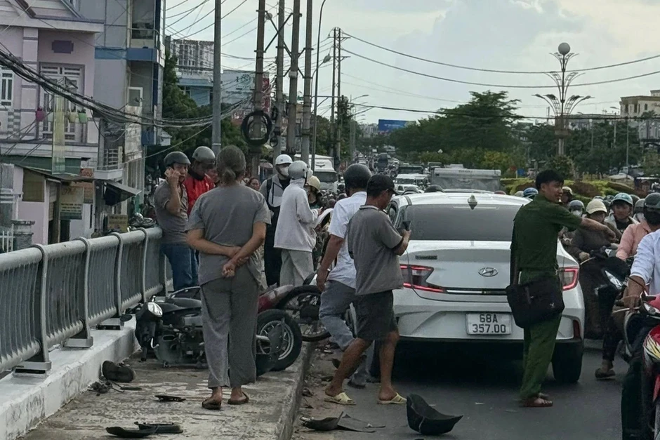 Ô tô tông nhiều xe máy, ít nhất 5 người bị thương Ô tô tông nhiều xe máy, ít nhất 5 người bị thương