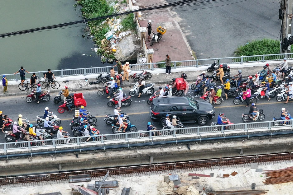 Ô tô tông nhiều xe máy, ít nhất 5 người bị thương Ô tô tông nhiều xe máy, ít nhất 5 người bị thương