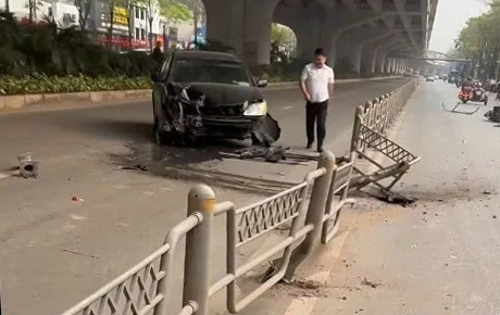 Ô tô tông trúng dải phân cách đường Phạm Văn Đồng, văng vào 2 xe máy Ô tô tông trúng dải phân cách đường Phạm Văn Đồng, văng vào 2 xe máy
