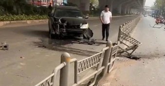 Ô tô tông trúng dải phân cách đường Phạm Văn Đồng, văng vào 2 xe máy