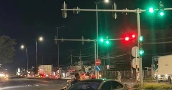Ô tô tông xe máy dừng đèn đỏ, đôi nam nữ tử vong